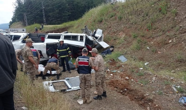 Gaziantep'te katliam gibi kaza... TIR, çarpıştığı yolcu minibüsünü biçti: 8 ölü