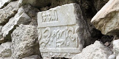 Bir restorasyon skandalı daha: Mezar taşları duvara gömüldü