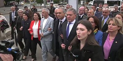 'Yeni müfredat' protestosu: CHP'li vekiller Milli Eğitim Bakanlığı'na yürüdü